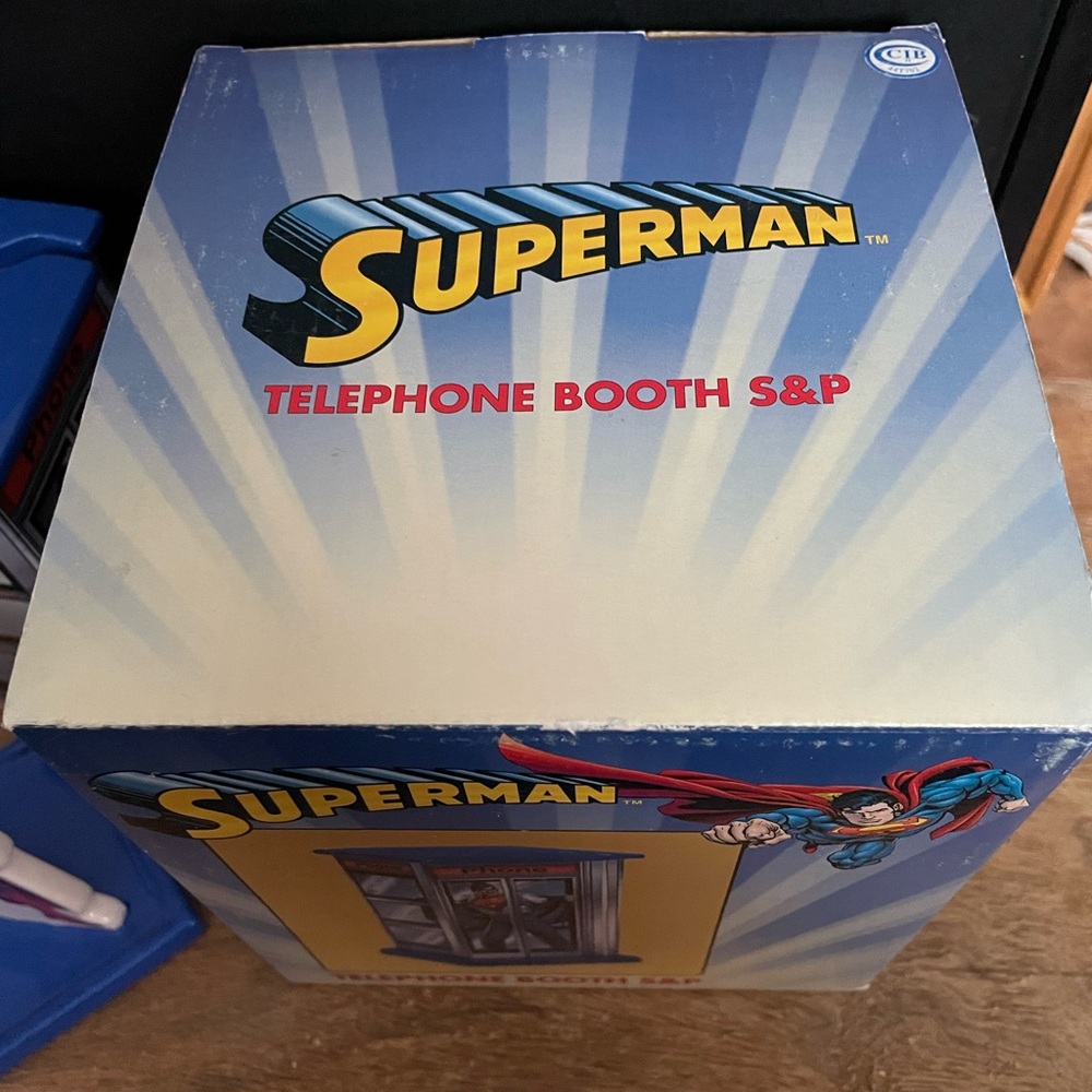 Superman Telephone Booth Salt and Pepper Shaker. - Picture 4 of 12